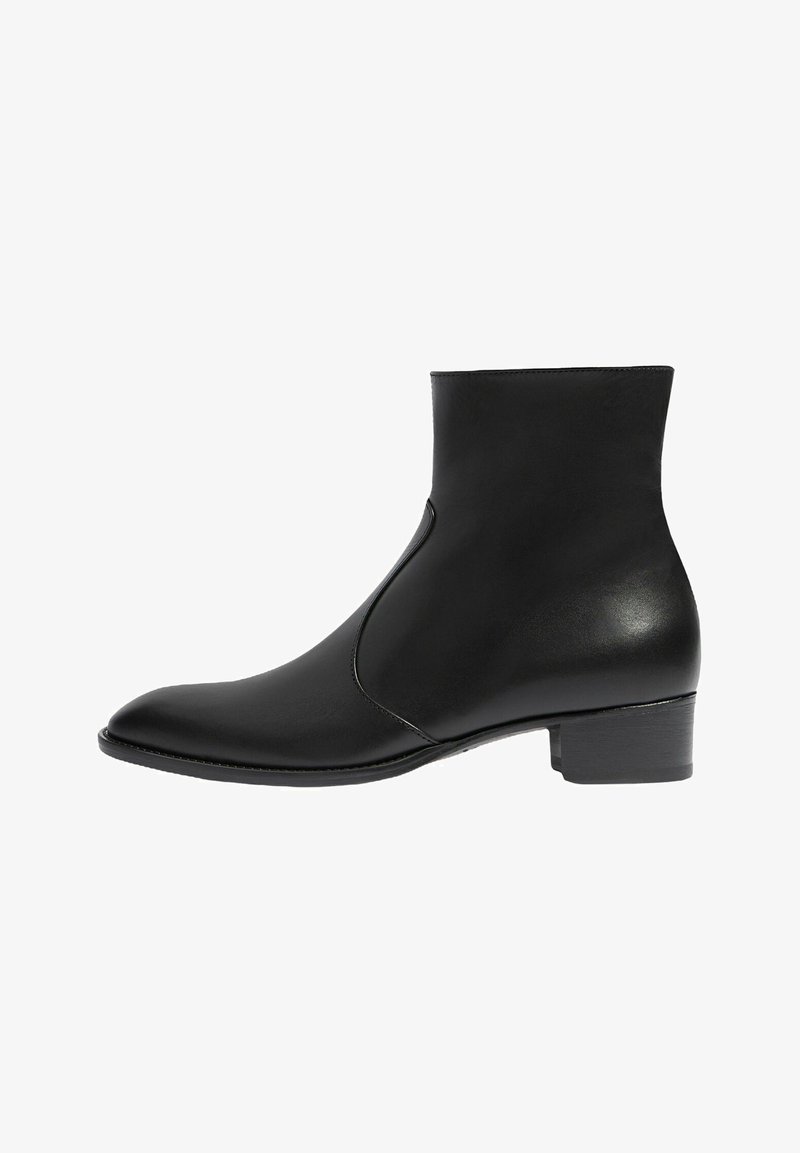 Bota de tobillo de cuero negro con un diseño elegante, punta afilada y un tacón bajo tipo bloque. Cuenta con un panel lateral sin costuras para un aspecto más aerodinámico.