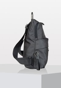 Borsa in tessuto grigio di forma rettangolare, con chiusura zip, tracolla regolabile e anello in metallo per appenderla. Presenta una superficie texturizzata.