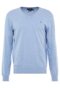 Pull léger bleu ciel à col en V en matière tricotée douce, avec des manches longues et un petit logo brodé sur la poitrine gauche.