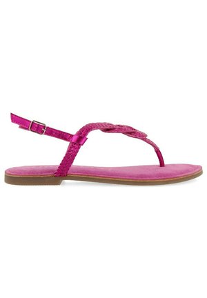 Sandalias planas rosas con tiras trenzadas y cierre de hebilla. La suela es de color marrón claro y la plantilla presenta una textura suave, parecida a la gamuza.