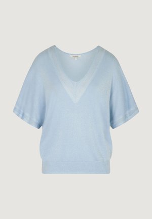 Haut en tricot bleu clair à manches courtes avec col en V et larges poignets, présentant un ourlet côtelé et un détail de texture subtil sur l'encolure et les manches.