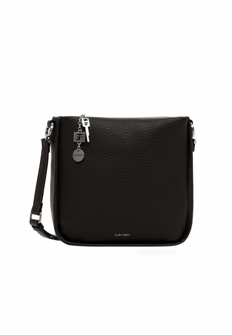 Borsa a tracolla in pelle nera con finitura testurizzata, accessori in metallo argentato e portachiavi staccabile. Forma piatta e rettangolare con tracolla regolabile.