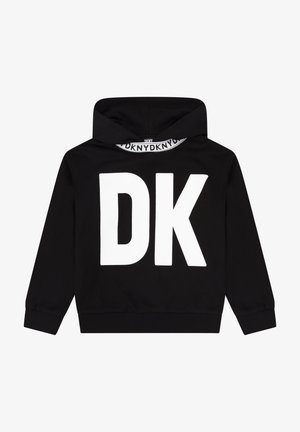 Felpa nera con cappuccio con grandi lettere bianche "DK" sul davanti e testo ripetuto "DKNY" all'interno del cappuccio.