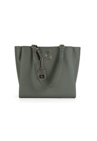 Borsa tote in finta pelle verde con doppi manici, accenti in tonalità oro e una catena decorativa con un piccolo tag. Presenta un design strutturato.