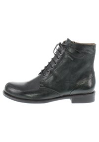 Stivale alla caviglia in pelle nera con punta rotonda, chiusura con lacci e texture liscia. Presenta un tacco basso e una delicata cucitura decorativa.