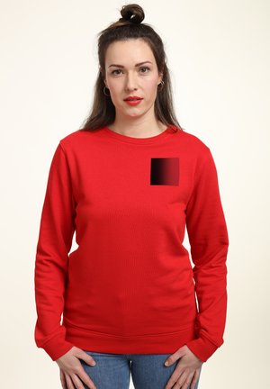 Czerwona bluza z długim rękawem, okrągłym dekoltem i małym czarnym gradientowym kwadratowym naszywkiem na piersi. Materiał mieszany bawełny, luźny fason.