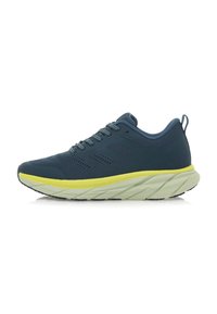 Zapatilla deportiva azul con un upper texturizado, que presenta un acento amarillo en la suela, los cordones y perforaciones en el lado para una mejor transpirabilidad.