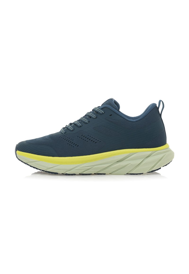 Zapatilla deportiva azul con un upper texturizado, que presenta un acento amarillo en la suela, los cordones y perforaciones en el lado para una mejor transpirabilidad.