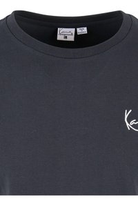 Mørk marineblå bomulls T-skjorte med rund halslinning og en liten hvit brodert logo på brystet. Glatt tekstur, enkelt design.