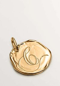Colgante de metal dorado con forma redonda texturizada e irregular. Presenta un diseño grabado en espiral y un lazo para su sujeción.