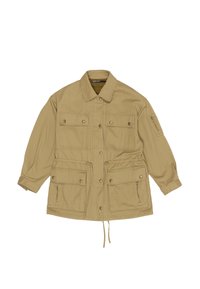 Chaqueta utilitaria color caqui con cuello, cierre de botones, dos bolsillos en el pecho y dos bolsillos laterales. Fabricada con una tela suave y ligera.