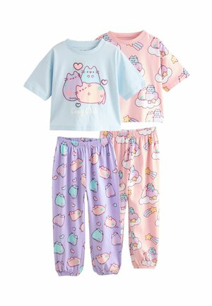 Set aus Kinder-Pyjamas in Pastellfarben mit Cartoon-Katzenmotiven. Enthält ein hellblaues Oberteil, ein rotes Oberteil und gemusterte lila und rosa Hosen.