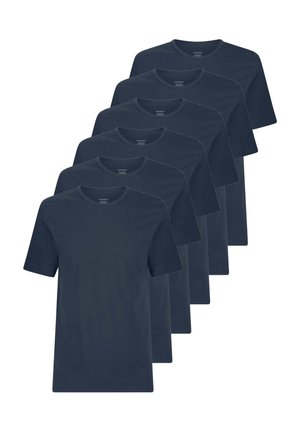 Sei t-shirt identiche, tinta unita blu navy, manica corta e scollo rotondo, impilate in fila sfalsata su sfondo bianco.