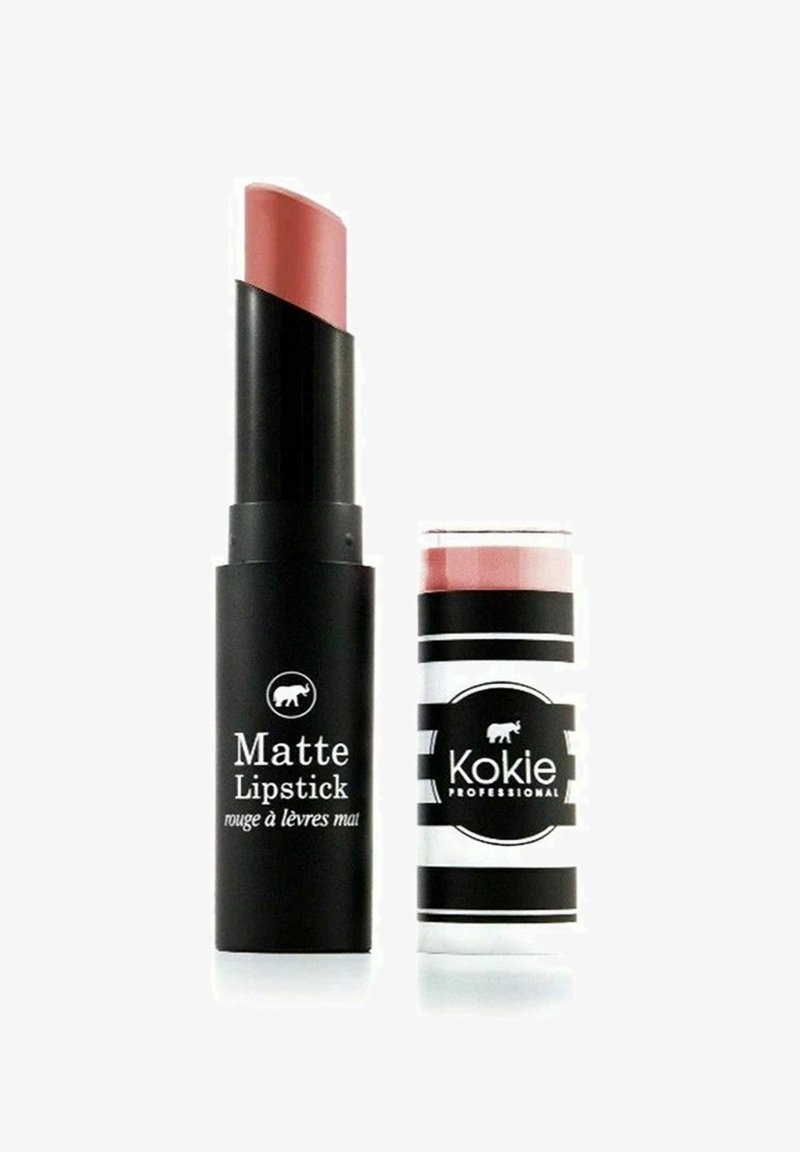 Kokie matte läppstift i en svart tub med vit text och en rosa läppstiftspets, åtföljs av ett randigt svart-vitt hölje med en logotyp.