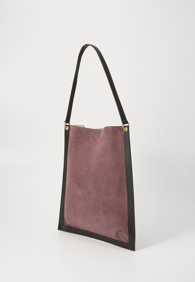 Borsa in pelle e camoscio, principalmente viola con rifiniture nere, dotata di una tracolla sottile e una superficie liscia. Accenti in metallo dorato.