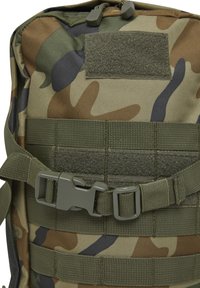 Karinio stiliaus kamufliažinė kuprinė su reguliuojamomis petnešomis, plastmasine sagtimi ir lipdukais su Velcro priekinėje dalyje.