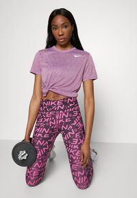 Nike Performance TEE - T-shirt desportiva - viotech heather/white