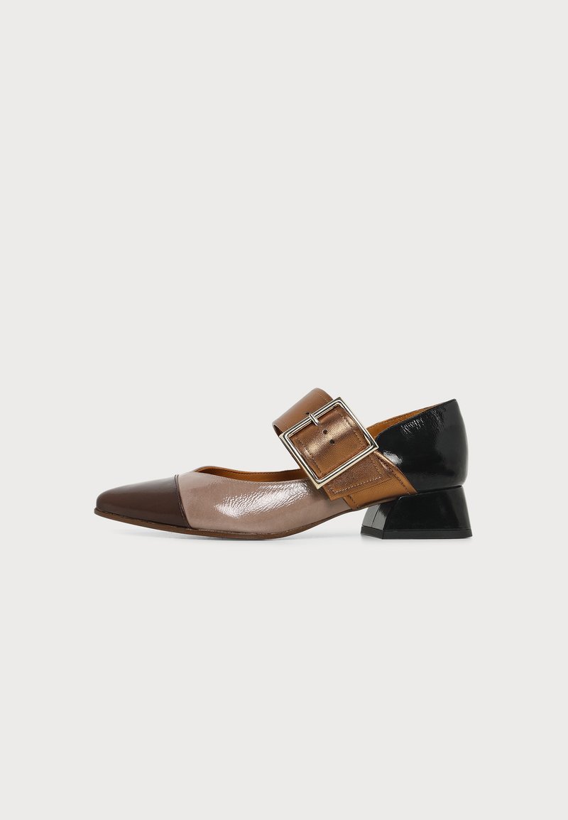 Chaussure à bout pointu à talon bas, talon noir, bride marron et boucle argentée, avec un avant à blocs de couleur en cuir verni marron foncé et beige.