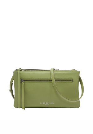 Zielona skórzana torba na ramię z przednią kieszenią na zamek, regulowanym paskiem i logo "Liebeskind Berlin" na dolnej części przedniej strony.