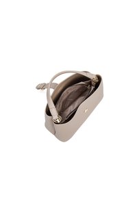 Borsa a mano in pelle beige con texture liscia, forma arrotondata, tracolla singola e scomparti interni con zip. Accenti in hardware dorato visibili.