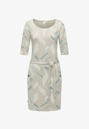 Robe beige confortable avec des manches trois-quarts, motifs abstraits multicolores, ceinture amovible, et poches latérales avec détails en bouton.