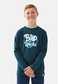 Teal Langarm-T-Shirt mit dem "Band of Rascals"-Grafik in Weiß und Hellblau. Rundhalsausschnitt, weiches Baumwollmaterial, lockere Passform.