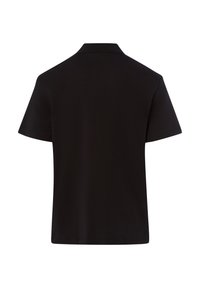 Polo de manga corta negro hecho de tela suave; presenta un cuello clásico y un ajuste relajado, sin logotipos ni patrones visibles.