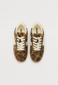 Tenisice s uzorkom leopard, s smeškom i tamnosmešim krznom, krem vezicama i bež detaljima. Guma podloga sa zaobljenim oblikom.