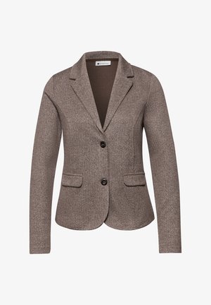 Blazer marrone con motivo a spina di pesce, due bottoni frontali, revers a incavo e due tasche con patta, realizzato su misura per una silhouette aderente.