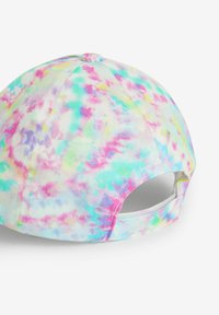 Pastel színekben, batikolt mintával díszített baseballsapka, textil textúrával és állítható hátlezárással.