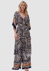 Lichtgewicht, vloerlange jurk met zebraprint in beige en zwart. V-hals, brede mouwen en een getailleerde taille detail. Accentzoom in bruin.