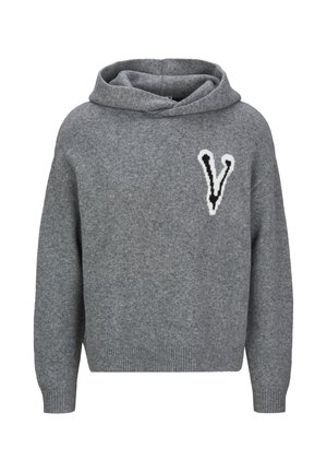 Grijze wollen sweater met capuchon en lange mouwen, met een zwart-witte letter V op de linkerborst.