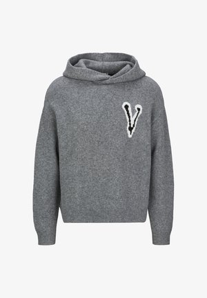 Grijze wollen sweater met capuchon en lange mouwen, met een zwart-witte letter V op de linkerborst.