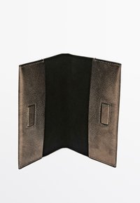 Portefeuille en cuir bronze métallisé avec une texture lisse, doté d'un intérieur noir. Il présente un design plié simple sans fermetures visibles.
