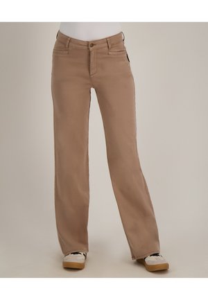 Rechte beige broek gedragen met witte sneakers, vooraanzicht van taille tot voeten tegen een neutrale achtergrond.