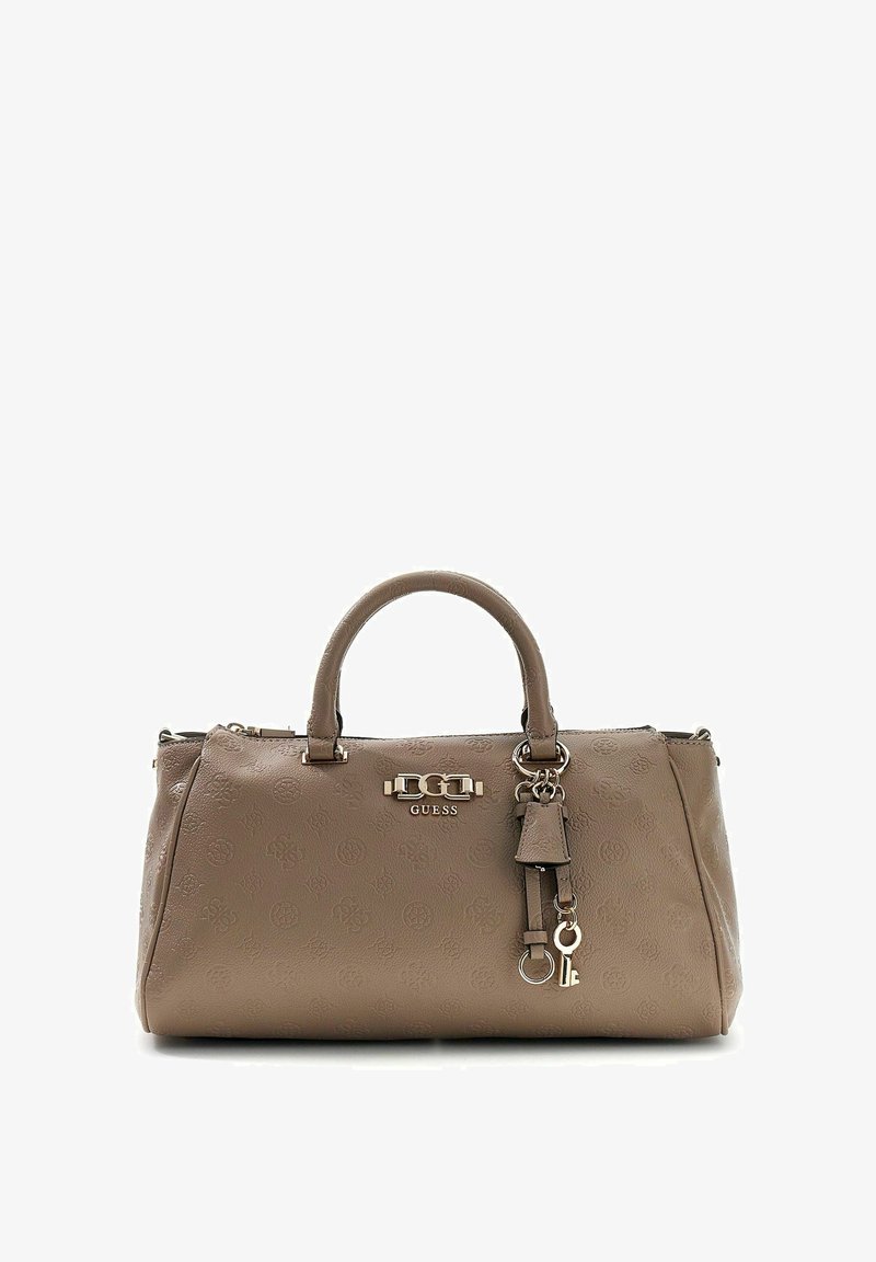 Taupefarbene Guess-Handtasche aus Leder mit geprägt-logo-muster, zwei Griffen und angehängtem Schlüsselanhänger vorne.