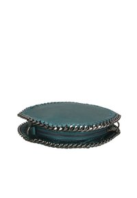 Portafoglio in pelle color teal con rifiniture in catena argentata. Design arrotondato con chiusura a zip, caratterizzato da cuciture testurizzate lungo il bordo.