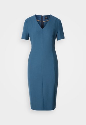 Sinine vormitud kleit lühikeste varrukatega, V-kaelusega ja seljataskuga. Sile tekstuur, põlvepikkune, koos kohandatud siluetiga ja õmblustehnikaga.