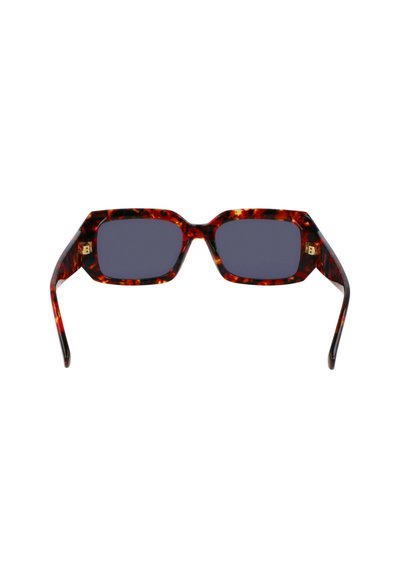 Lunettes de soleil carrées avec un motif écaille de tortue, des verres sombres et des montures en plastique robustes. Présentant des accents en métal doré.