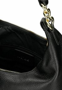 Borsa a tracolla nera in pelle con superficie testurizzata, zip dorata e tracolla con catena. Interno in morbido tessuto nero con tasca con zip.