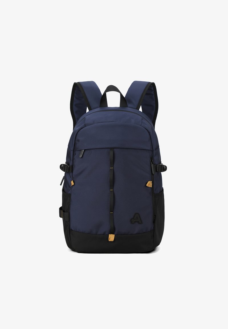 Zaino blu navy con base nera, dotato di due spallacci regolabili, tasche frontali e dettagli in metallo dorato. Tessuto resistente con finitura texturizzata.