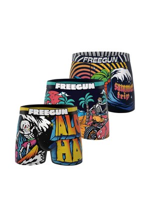 Trois boxers Freegun colorés avec des thèmes de squelettes et tropicaux, comprenant les textes "ALOHA" et "voyage d'été" ainsi que des illustrations de plage et de vagues.