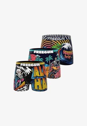 Trois boxers Freegun colorés avec des thèmes de squelettes et tropicaux, comprenant les textes "ALOHA" et "voyage d'été" ainsi que des illustrations de plage et de vagues.