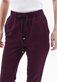 OXXO MIT MISCHUNG - Stoffhose - potent purple