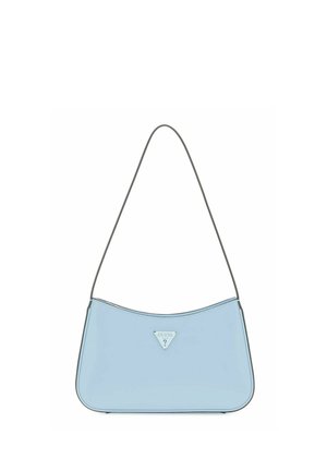 Sac à main épaule bleu clair avec une fine bandoulière sombre et une plaque triangulaire avec le logo Guess centrée sur le devant.