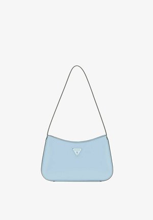 Sac à main épaule bleu clair avec une fine bandoulière sombre et une plaque triangulaire avec le logo Guess centrée sur le devant.