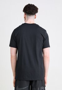 Nike Sportswear AIR GRAPHIC TEE - Marškinėliai su spaudiniu - black/metallic gold