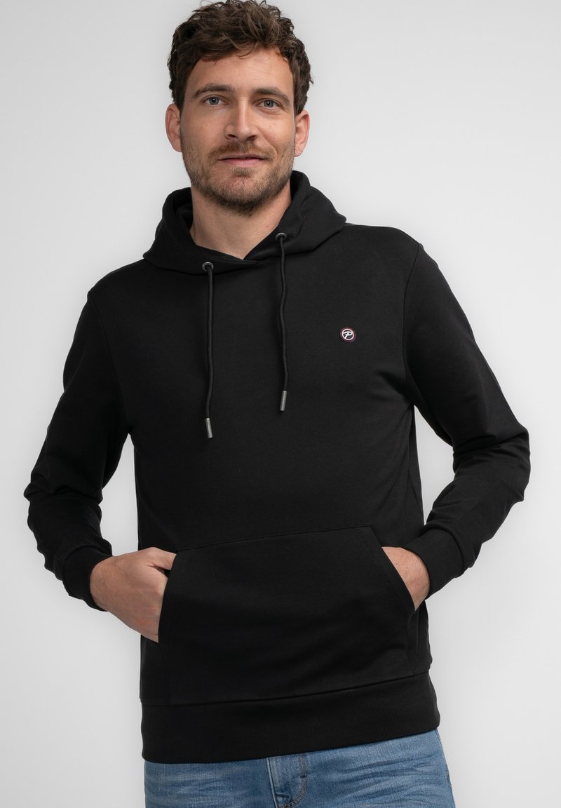 Sudadera con capucha negra hecha de una tela suave, con un bolsillo tipo canguro, cordones ajustables y un pequeño logo en el pecho.