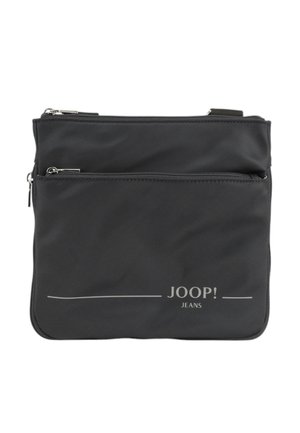 Sort rektangulær crossbody taske med to horisontale lynlåslommer og "JOOP! JEANS" trykt i hvid på nederste højre front.