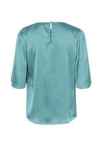 Blusa in satin teal con maniche a tre quarti, scollatura a U e chiusura a chiave sulla schiena. Texture liscia, vestibilità regolare e senza motivi.